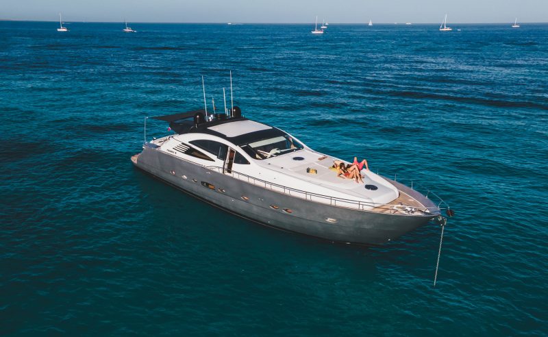 Pershing LADY R yacht