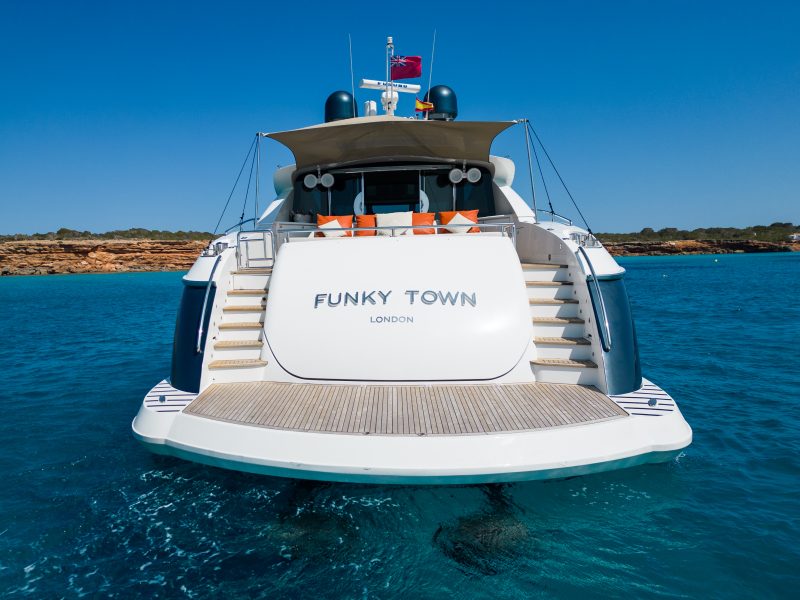 Canados FUNKY TOWN yacht